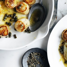 Pan-fried scallops with cauliflower purée, capers and lemon