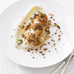 pan-fried-scallops-with-parsnip-puree-and-pancetta-crumbs-1431855.jpg
