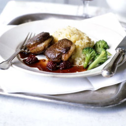 Pan-fried venison with blackberry sauce