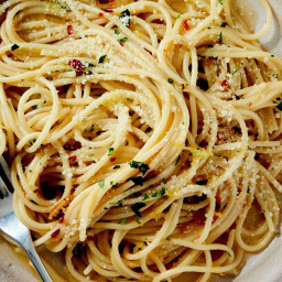 pantry-pasta-with-garlic-anchovies-and-parmesan-2198584.jpg