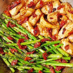Paprika Chicken, Asparagus, and Sun-Dried Tomatoes Skillet