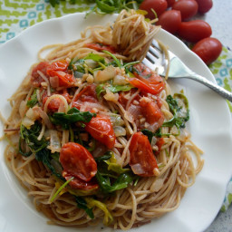 Pasta con tomate cherry y arúgula (rúcula) o espinaca