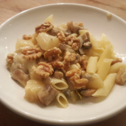 Pasta with blue cheese and pear