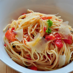 Pasta with Fresh Tomatoes and Basil