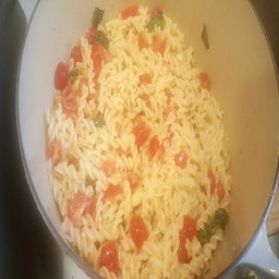 Pasta with garlic, tomatoes, basil and Brie
