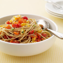 Pasta with no-cook tomato sauce