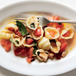 pasta-with-tomatoes-and-mozzarella-2290773.jpg