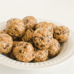 Peanut Butter Chocolate Chip Oatmeal Energy Bites