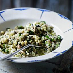 Pearl barley with spinach and pork mince