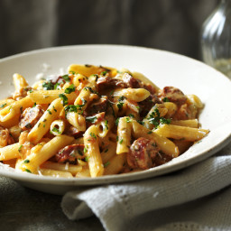 Penne with tomatoes, chorizo and cream