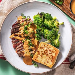 Peppercorn Gravy Steak with Broccoli and Garlic Bread