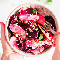 Pink Detox Salad with Beets and Green Apple