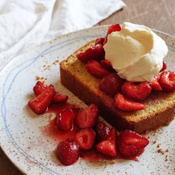 Pistachio Poundcake With Strawberries