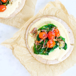 Pita con hummus, greens, tomates y shallots: un lunch extra rápido
