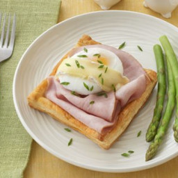 Poached Eggs and Ham on Puff Pastry