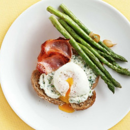 Poached eggs with bacon, asparagus & herbed ricotta