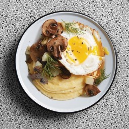 Polenta with mushrooms and fried egg