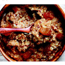 Porridge with raisins, espresso, spices and thyme honey
