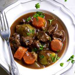 Pressure-cooked beef cheeks with red wine and carrots