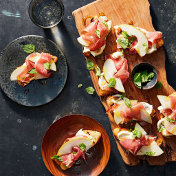 Prosciutto & Pear Crostinis Are a Perfect Fall Party App