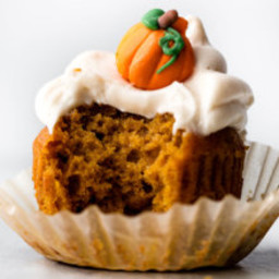 pumpkin-cupcakes-with-cream-cheese-frosting-2047052.jpg