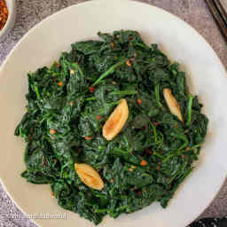 Quick and Easy Spinach Stir Fry with Garlic