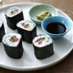 Quick and easy sushi maki (sushi rolls)