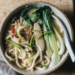 Quick and easy vegetarian udon noodle soup