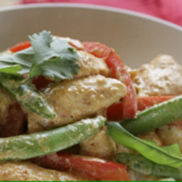 Quick chicken stir-fry with sugar snap peas and capsicum