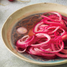 quick-pickled-onions-1751127.jpg