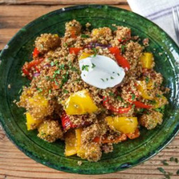 Quinoa met ovengroenten, amandelen, labne en koriander 