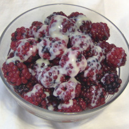 raspberries-and-sweetened-condensed-milk-2138674.jpg