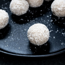 Raw coconut snowballs