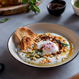 Receta de çilbir o huevos turcos: el desayuno más original (ideal para cual