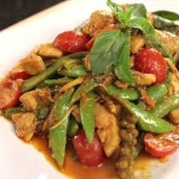 Red Curry Stir Fry with Chicken ผัดเผ็ดไก่ (pad ped gai)