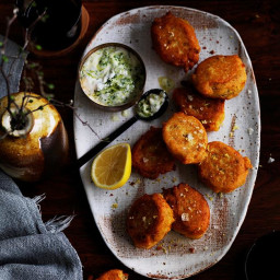 Red lentil fritters with green yoghurt