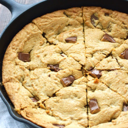 REESE'S Peanut Butter Cup Cookie Pie (Pizookie)