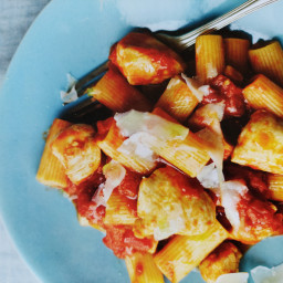 Rigatoni with chicken, red chiilies, garlic and tomatoes