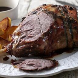 roast-leg-of-lamb-with-garlic-and-rosemary-2391318.jpg