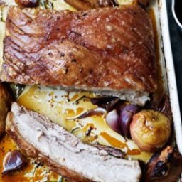 Roast pork belly with juniper and apples
