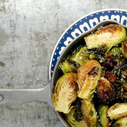 ROASTED BRUSSELS SPROUTS WITH BACON