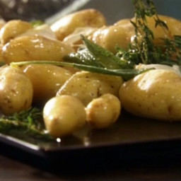 https://bigoven-res.cloudinary.com/image/upload/t_recipe-256/roasted-fingerling-potatoes-with-fresh-herbs-and-garlic-1214184.jpg