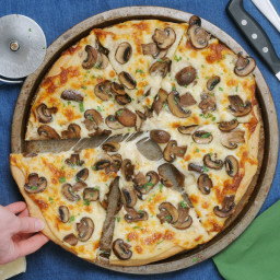 roasted-garlic-and-mushroom-white-pizza-2242194.jpg
