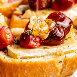 roasted-grape-and-brie-crostini-3068111.png