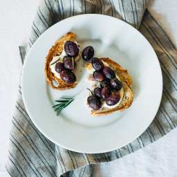 Roasted Grape and Honey Chèvre Toasts with Rosemary