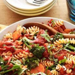 Rotini with Marinara, Broccoli, Carrots, and Peppers