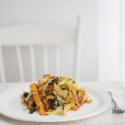Salade de carottes multicolores à la lime, aux croustilles de kale et au qu