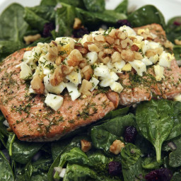 Salmon and spinach with dill dressing