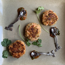 Salmon Cakes with Spicy Apricot Dip