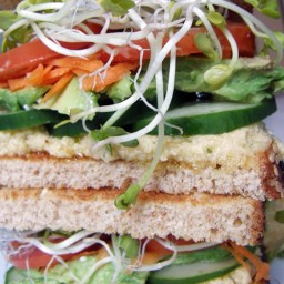 Sandwich con hummus y vegetales